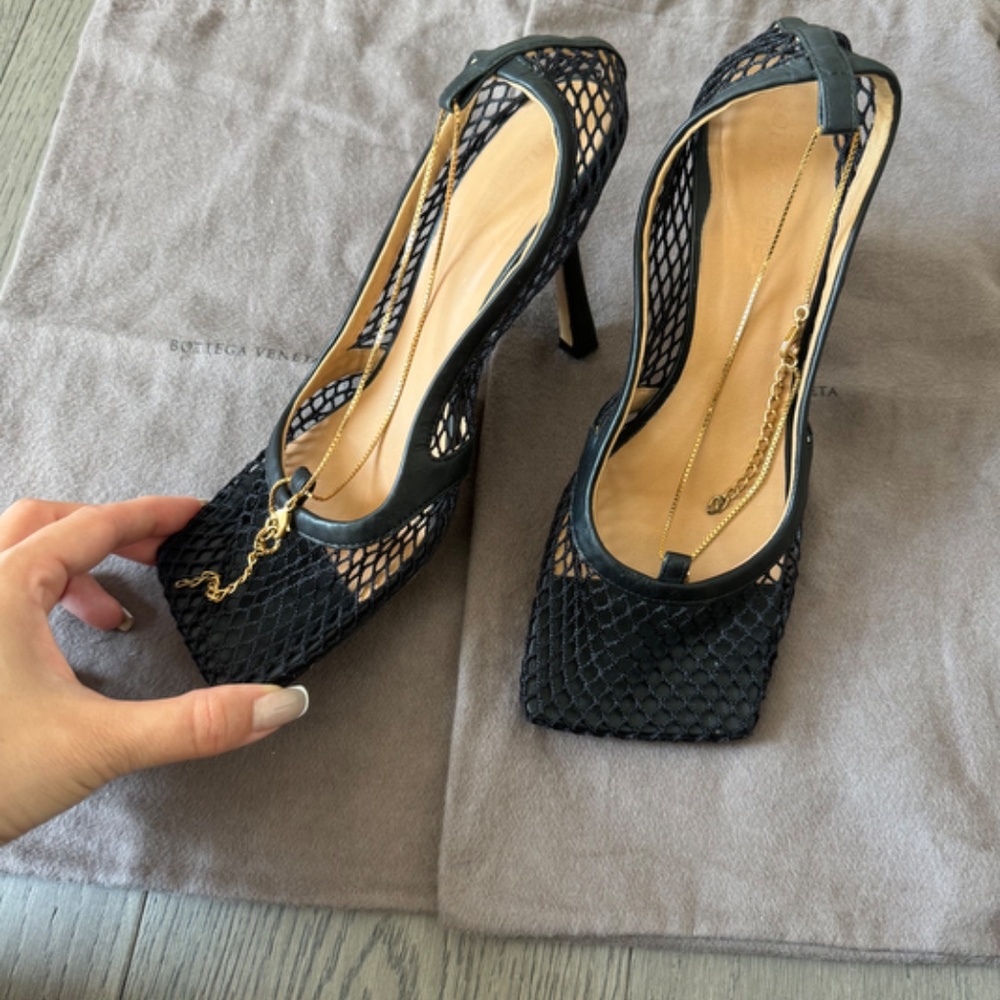 Stretch Pump Black Mesh leather Bottega Veneta pumps with gold chain. Size 36 - Picture 2 of 3